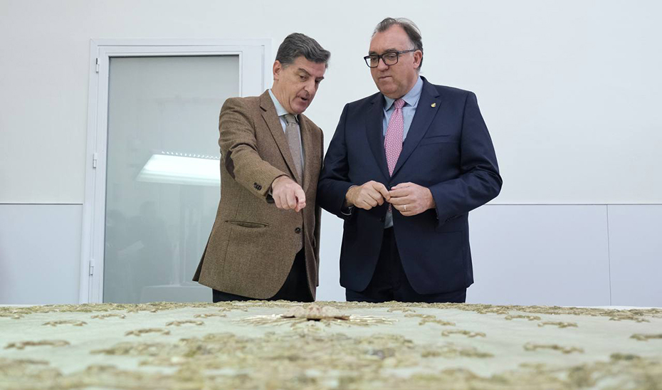 Imagen del artículo El Instituto Andaluz del Patrimonio Histórico finaliza la restauración del conjunto textil 'de los Montpensier' del ajuar de la Virgen del Rocío